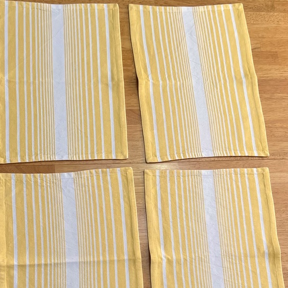 Place mats set of 4 🌷 NEVER USED 💕 Yellow and White 14” by 19” - Picture 2 of 5